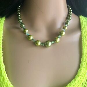 𝅺FAUX green pearl and AB necklace